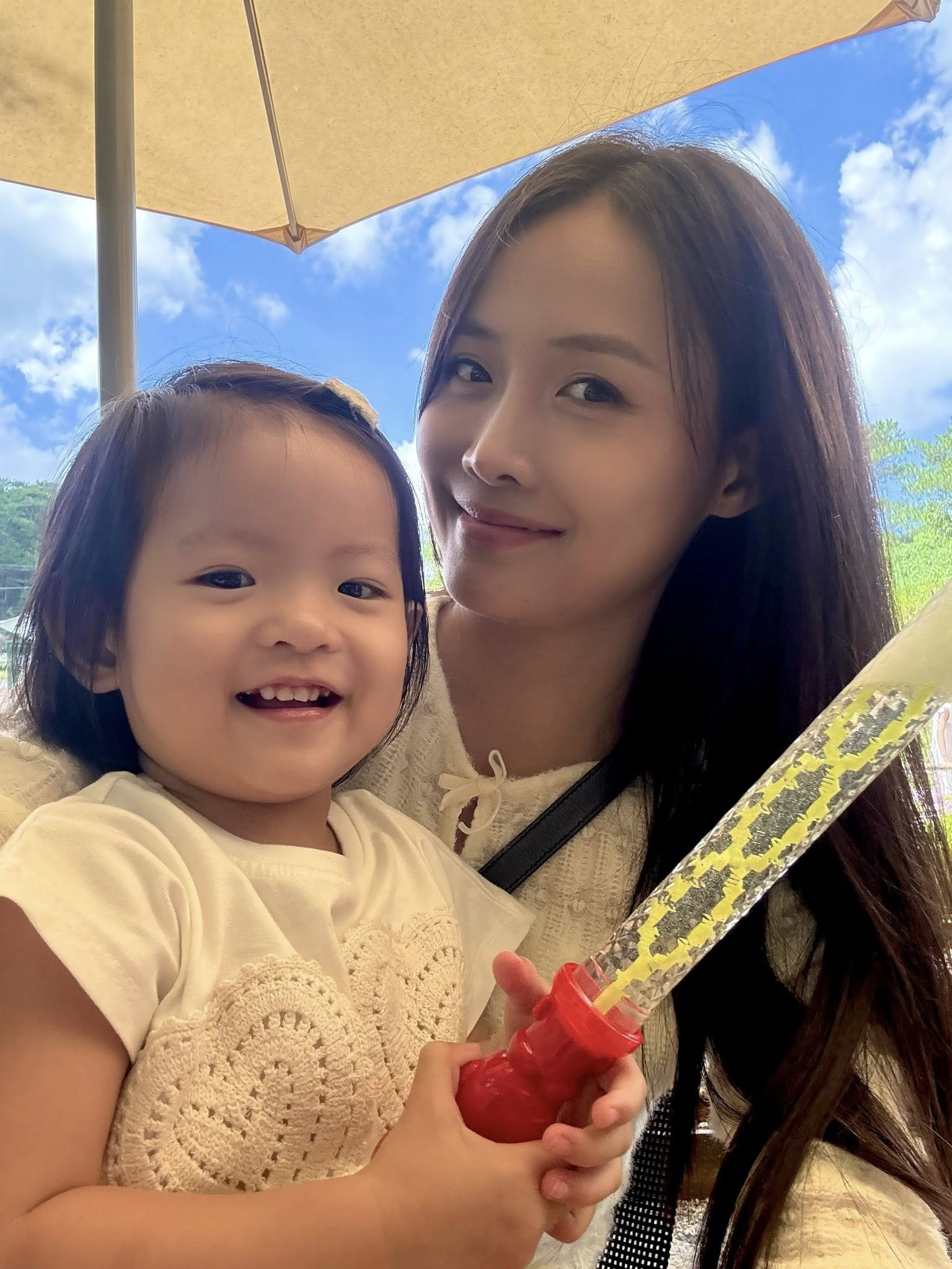 Đẻ được 2 công chúa nhỏ, Á hậu 9X tâm sự nỗi lòng giống y các mẹ bỉm sữa khác- Ảnh 3. Đẻ được 2 công chúa nhỏ, Á hậu 9X tâm sự nỗi lòng giống y các mẹ bỉm sữa khác- Ảnh 3.