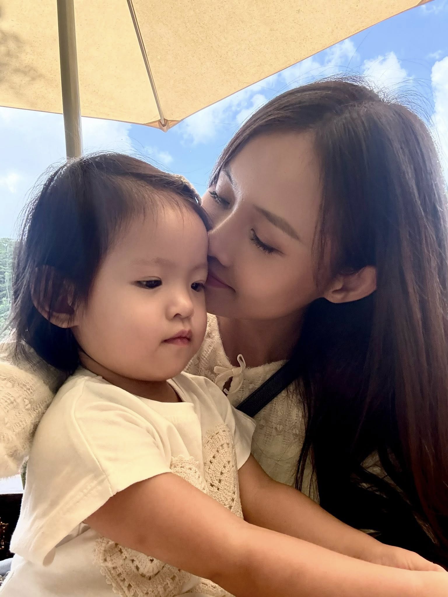 Đẻ được 2 công chúa nhỏ, Á hậu 9X tâm sự nỗi lòng giống y các mẹ bỉm sữa khác- Ảnh 5. Đẻ được 2 công chúa nhỏ, Á hậu 9X tâm sự nỗi lòng giống y các mẹ bỉm sữa khác- Ảnh 5.