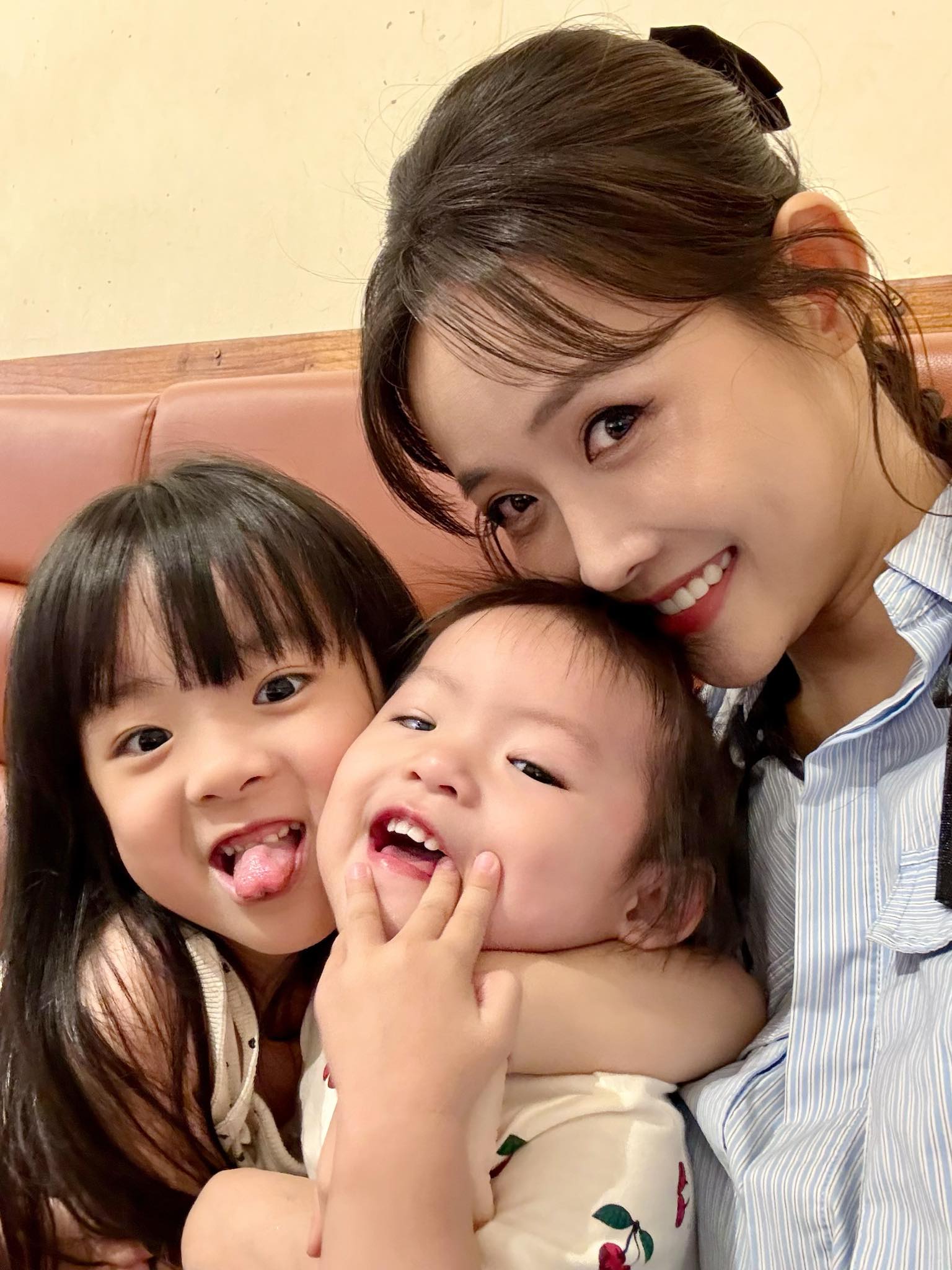 Đẻ được 2 công chúa nhỏ, Á hậu 9X tâm sự nỗi lòng giống y các mẹ bỉm sữa khác- Ảnh 2. Đẻ được 2 công chúa nhỏ, Á hậu 9X tâm sự nỗi lòng giống y các mẹ bỉm sữa khác- Ảnh 2.