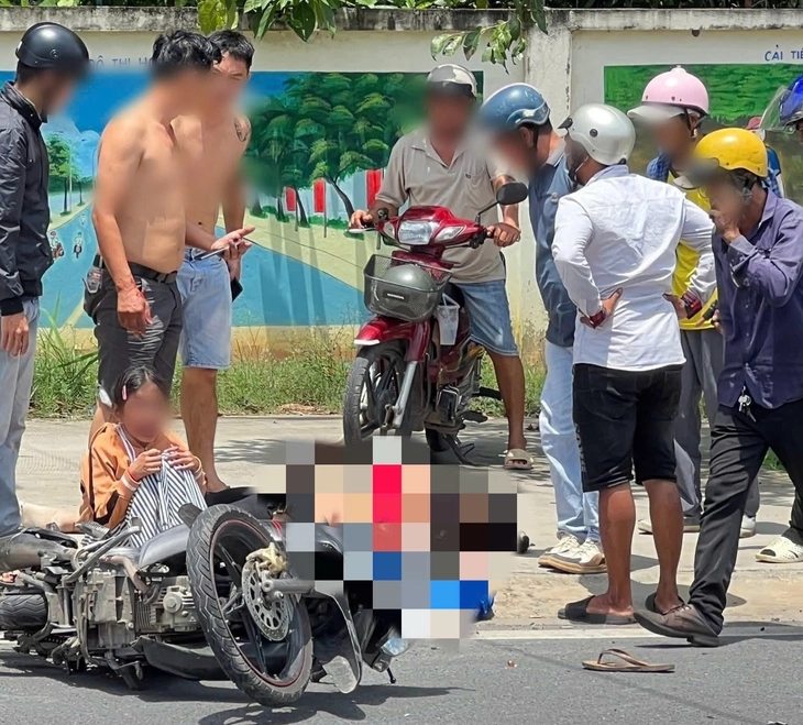 Lời kể xót xa vụ 2 vợ chồng tử vong khi chở con gái đi khám bệnh: Bé gái hoảng loạn nức nở nói "Ba mẹ con đừng có chuyện gì..." - Ảnh 1. Lời kể xót xa vụ 2 vợ chồng tử vong khi chở con gái đi khám bệnh: Bé gái hoảng loạn nức nở nói "Ba mẹ con đừng có chuyện gì..." - Ảnh 1.