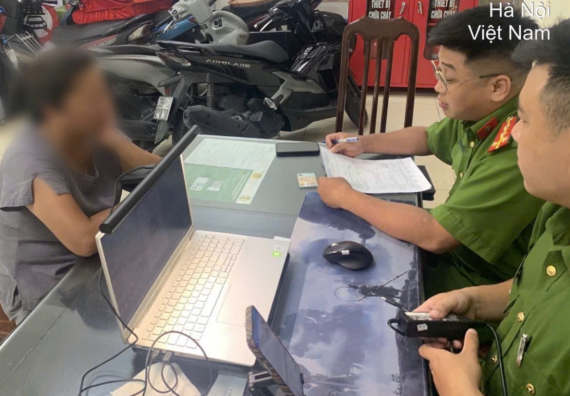 Mắng chửi, đòi thu tiền đỗ xe tại vỉa hè nhà tang lễ ở Hà Nội, người phụ nữ lập tức "lên phường" nộp phạt - Ảnh 2. Mắng chửi, đòi thu tiền đỗ xe tại vỉa hè nhà tang lễ ở Hà Nội, người phụ nữ lập tức "lên phường" nộp phạt - Ảnh 2.