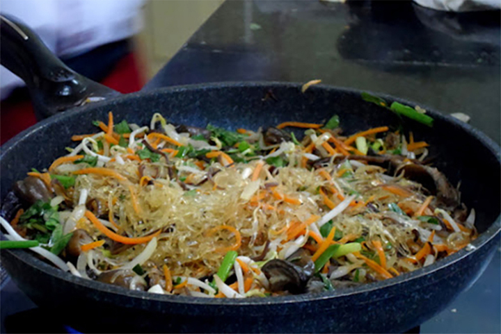 Mẹo xào miến không bị dính - Ảnh 1. Mẹo xào miến không bị dính - Ảnh 1.