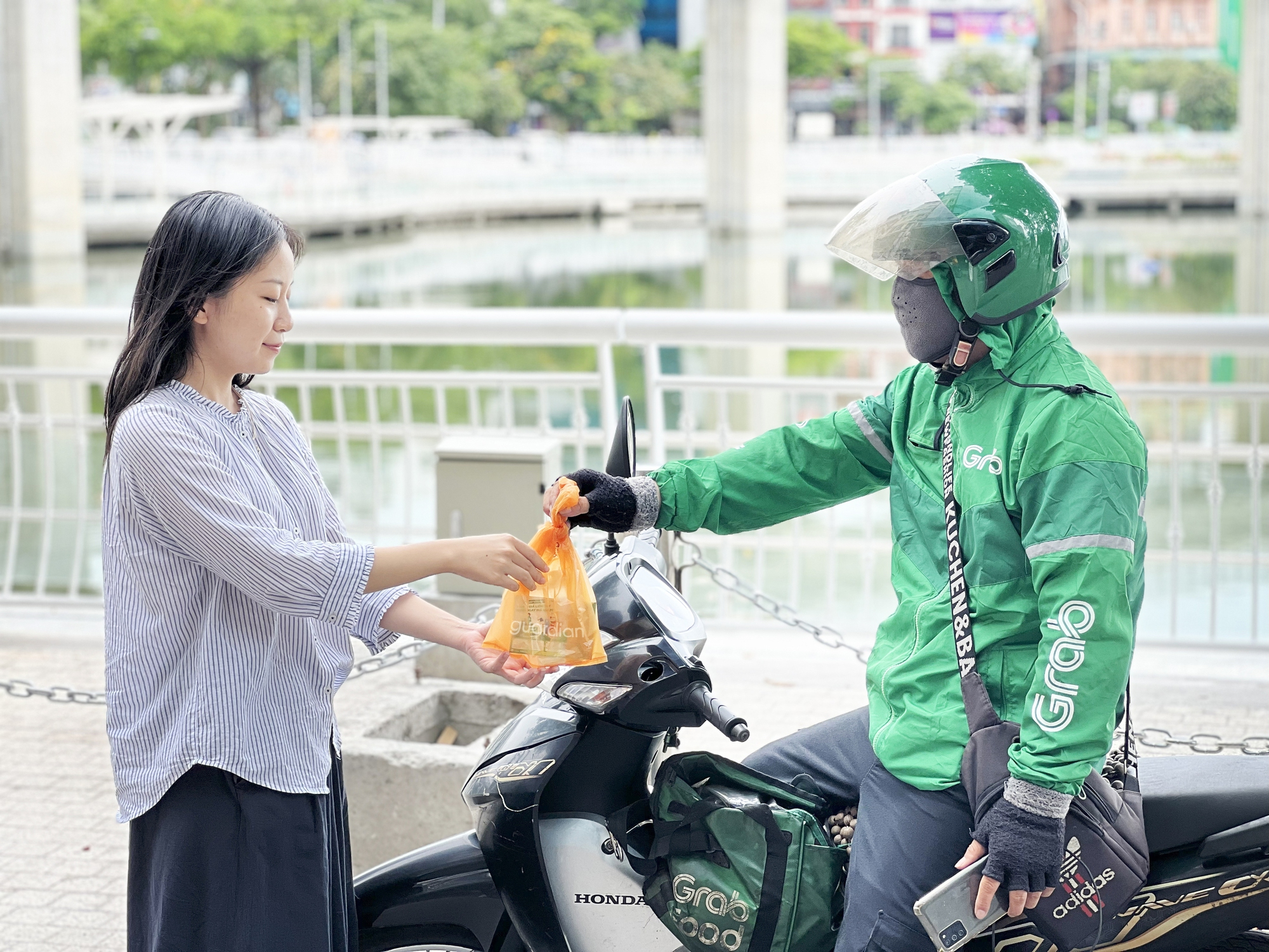 GrabMart giờ ship gấp cả đồ y tế, chăm sóc cá nhân và đồ ăn vặt- Ảnh 1. GrabMart giờ ship gấp cả đồ y tế, chăm sóc cá nhân và đồ ăn vặt- Ảnh 1.