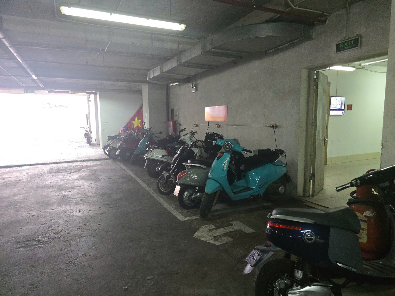 Tha thiết chuyển xe điện nhưng nhà trong ngõ, không chỗ gửi, sạc ở đâu? - Ảnh 4. Tha thiết chuyển xe điện nhưng nhà trong ngõ, không chỗ gửi, sạc ở đâu? - Ảnh 4.