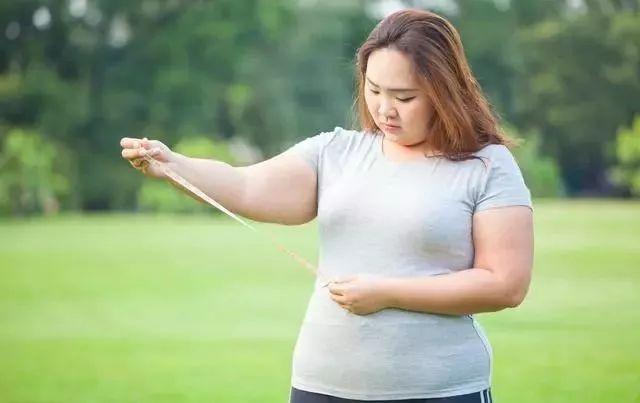 Phụ nữ trung niên cần làm ngay 5 việc để chống tích mỡ bụng: Sau 40 tuổi, có 3 nguyên nhân khiến mỡ bụng "tụ lại" cực nhanh- Ảnh 1. Phụ nữ trung niên cần làm ngay 5 việc để chống tích mỡ bụng: Sau 40 tuổi, có 3 nguyên nhân khiến mỡ bụng "tụ lại" cực nhanh- Ảnh 1.