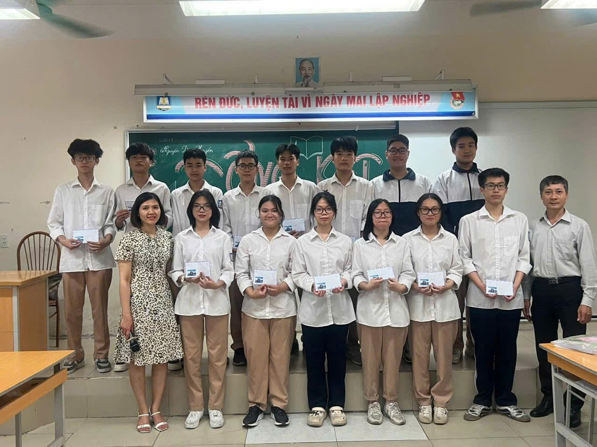 Thủ khoa đạt điểm tuyệt đối 30/30 không dùng điện thoại và MXH - Ảnh 3. Thủ khoa đạt điểm tuyệt đối 30/30 không dùng điện thoại và MXH - Ảnh 3.
