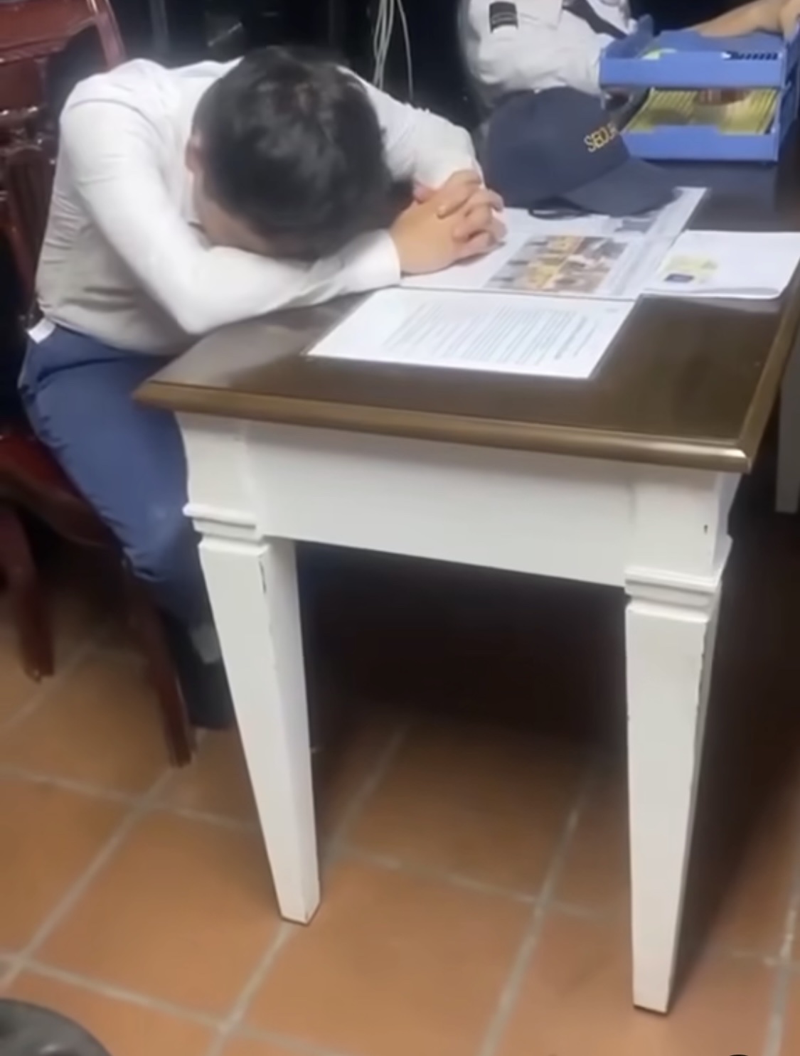 Nam giảng viên gây tai nạn liên hoàn ở Hà Nội khóc nức nở khi tỉnh rượu - Ảnh 1. Nam giảng viên gây tai nạn liên hoàn ở Hà Nội khóc nức nở khi tỉnh rượu - Ảnh 1.