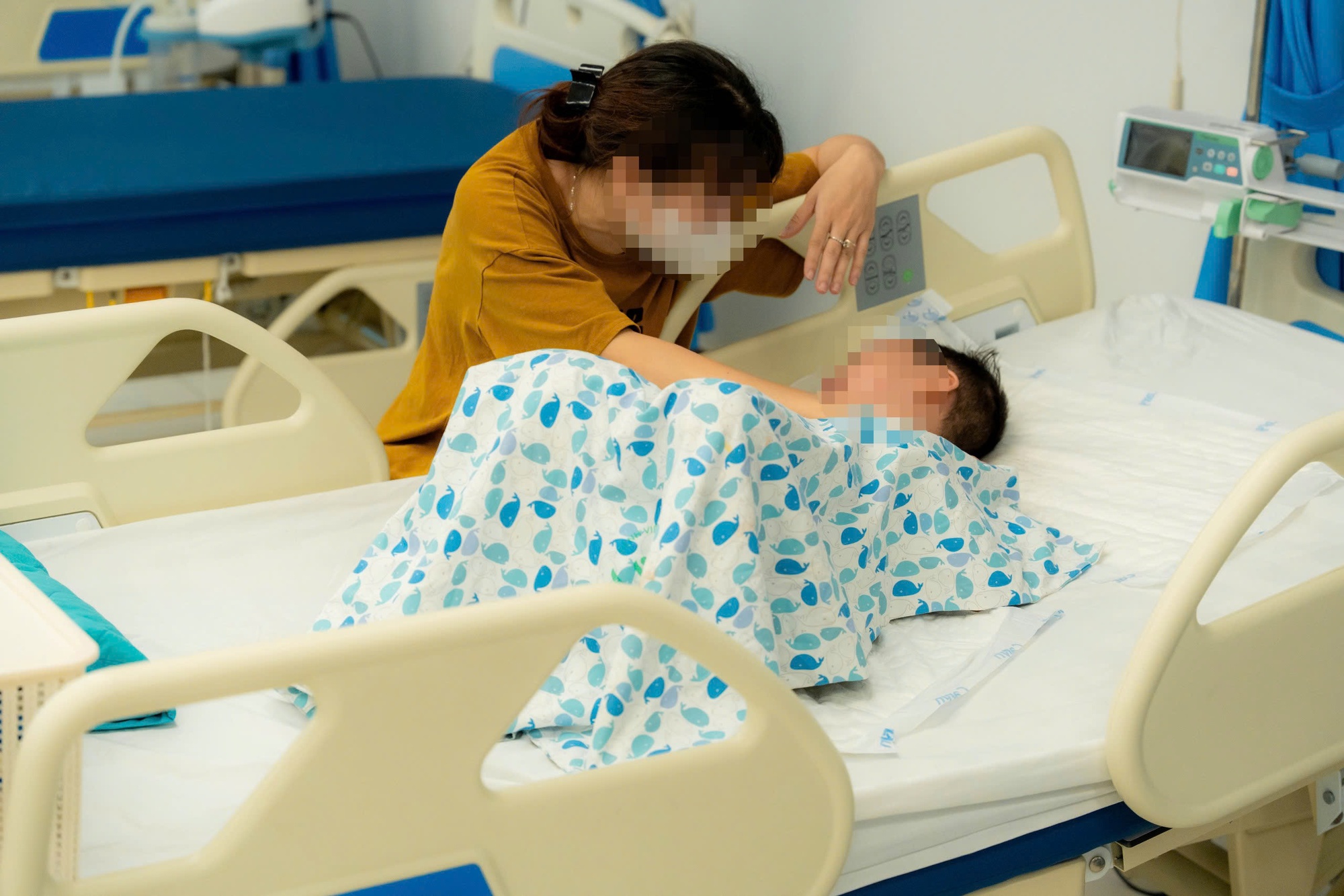 Vụ tài xế say xỉn gây tai nạn liên hoàn ở Hà Nội: Tình hình sức khỏe 2 bé nhỏ bị tông trúng hiện ra sao? - Ảnh 2.