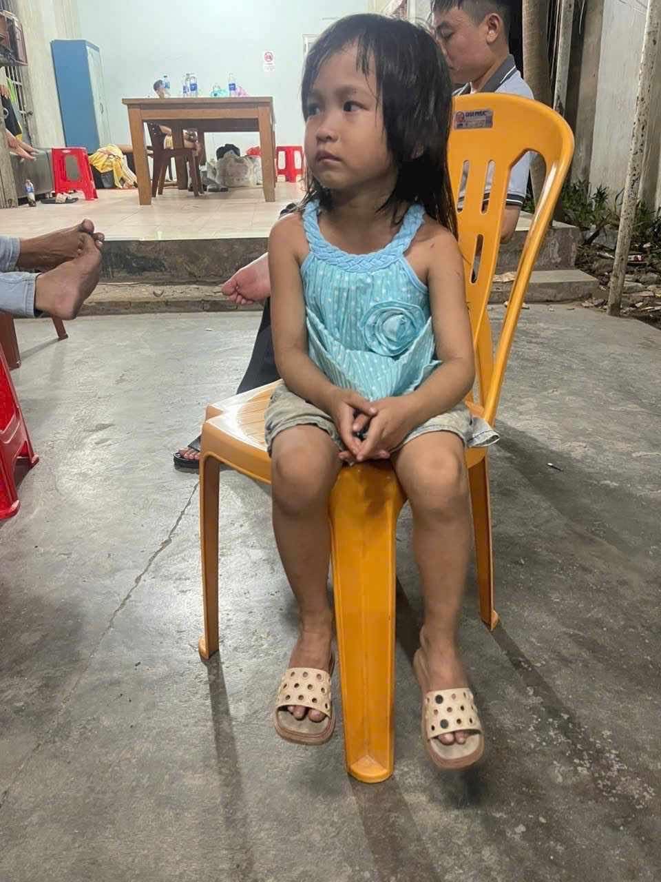 Bé 5 tuổi đi lạc 8 ngày đã có người đến nhận là cô ruột - Ảnh 1. Bé 5 tuổi đi lạc 8 ngày đã có người đến nhận là cô ruột - Ảnh 1.