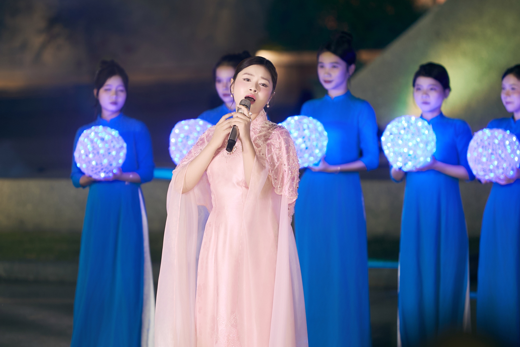 Thu Hằng xúc động thể hiện ca khúc tri ân trong chương trình nghệ thuật đặc biệt tại Quảng Trị - Ảnh 1. Thu Hằng xúc động thể hiện ca khúc tri ân trong chương trình nghệ thuật đặc biệt tại Quảng Trị - Ảnh 1.