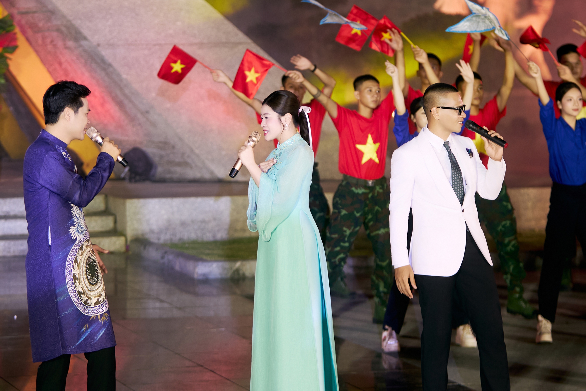 Thu Hằng xúc động thể hiện ca khúc tri ân trong chương trình nghệ thuật đặc biệt tại Quảng Trị - Ảnh 3. Thu Hằng xúc động thể hiện ca khúc tri ân trong chương trình nghệ thuật đặc biệt tại Quảng Trị - Ảnh 3.