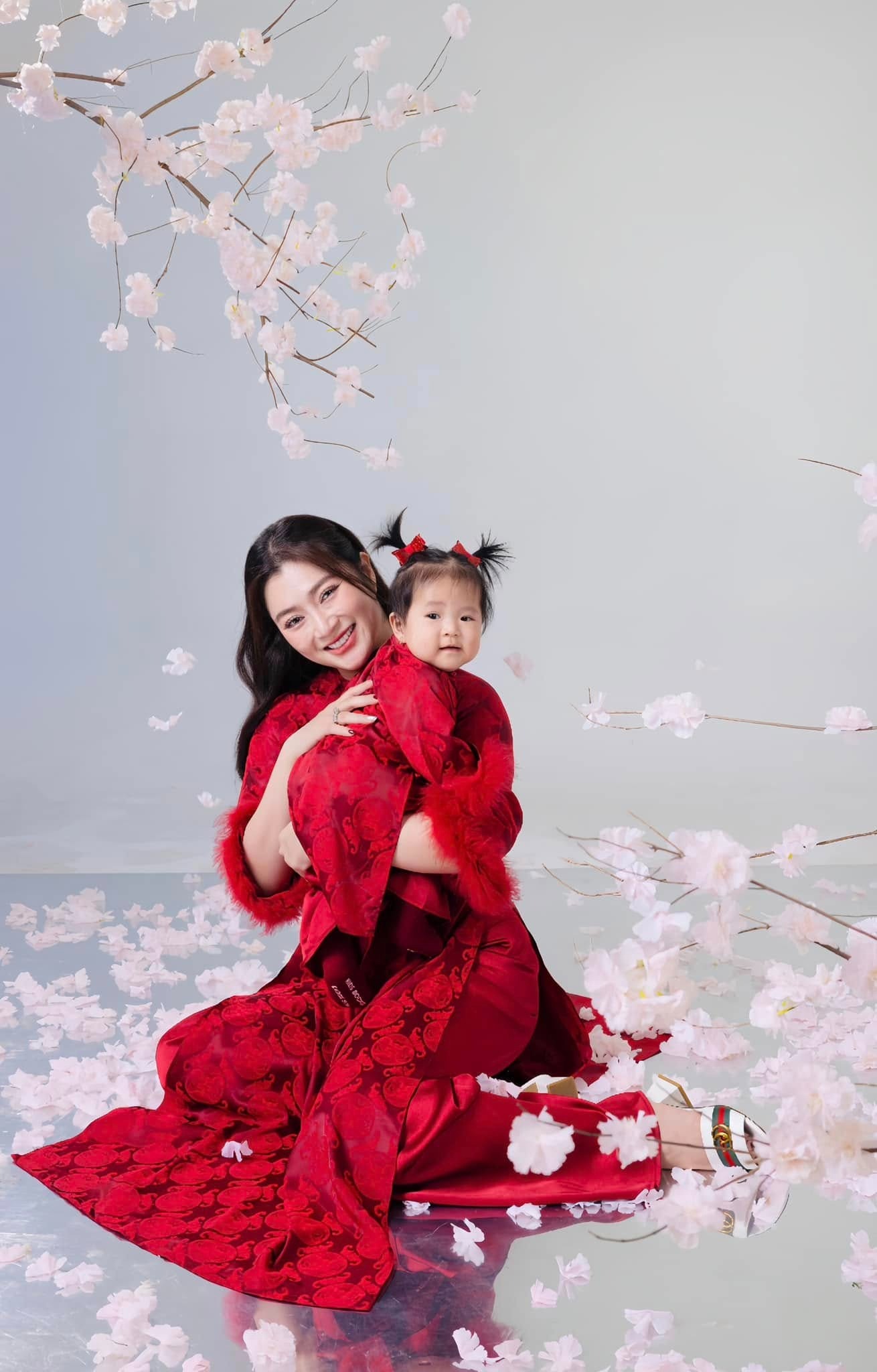 Hơn triệu người xem con gái Châu Khải Phong khóc tiễn bố đi diễn, ai cũng xuýt xoa: Con gái nhỏ như chiếc áo bông- Ảnh 2. Hơn triệu người xem con gái Châu Khải Phong khóc tiễn bố đi diễn, ai cũng xuýt xoa: Con gái nhỏ như chiếc áo bông- Ảnh 2.