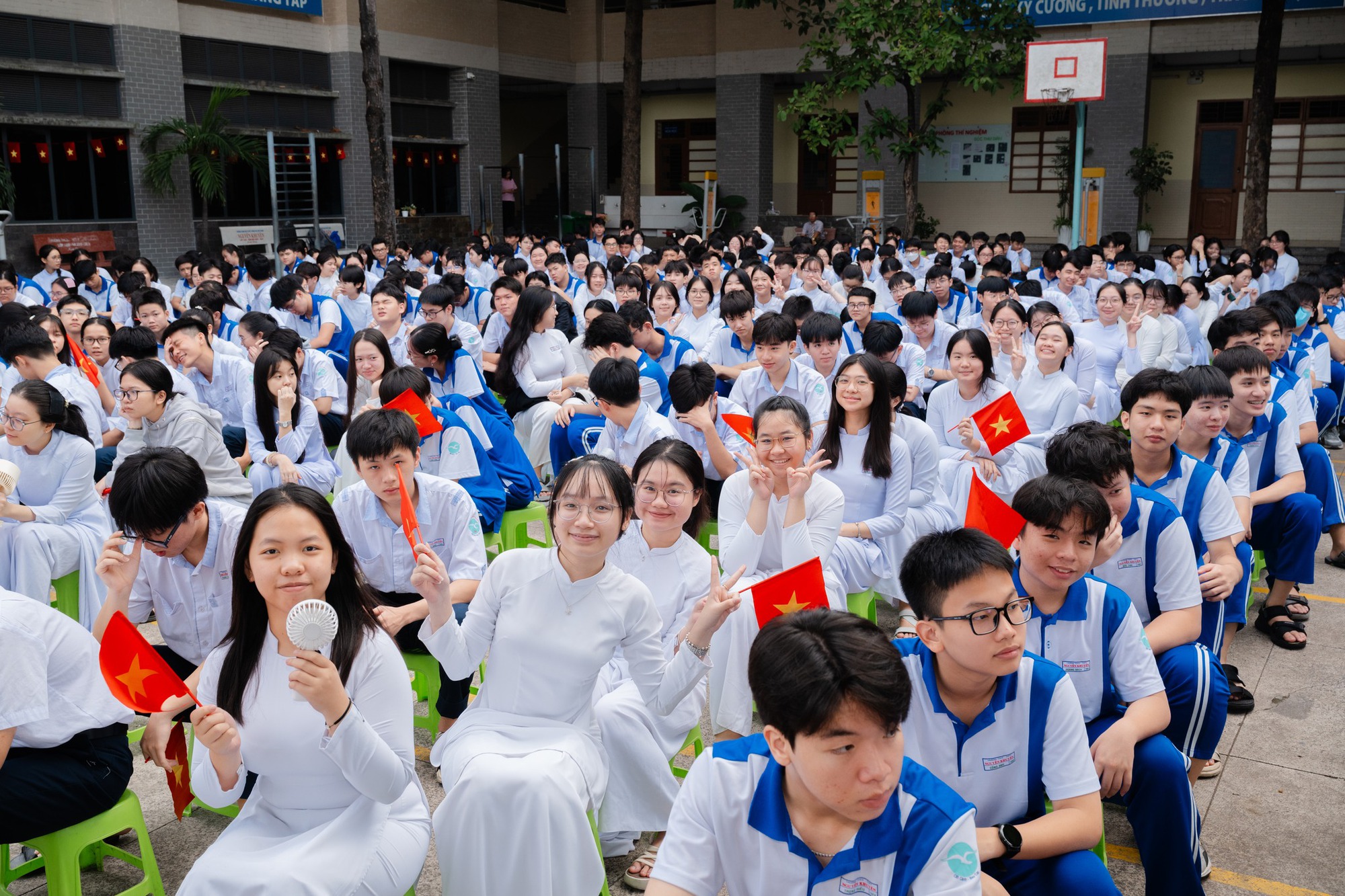Ngôi trường đặc biệt của thủ khoa khối B toàn quốc: Học từ 6h sáng đến 9h tối, kỷ luật như quân đội nhưng điểm cao miễn bàn! - Ảnh 3. Ngôi trường đặc biệt của thủ khoa khối B toàn quốc: Học từ 6h sáng đến 9h tối, kỷ luật như quân đội nhưng điểm cao miễn bàn! - Ảnh 3.