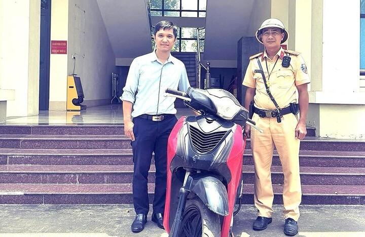 Bất ngờ nhận lại xe mô tô sau 10 năm bị mất - Ảnh 1. Bất ngờ nhận lại xe mô tô sau 10 năm bị mất - Ảnh 1.