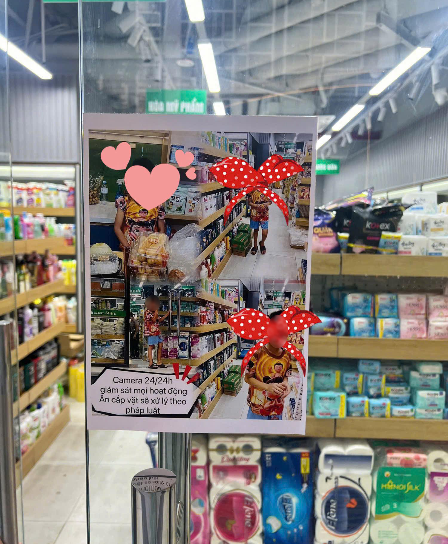 Một siêu thị ở Hà Nội dán ảnh trẻ em kèm cảnh báo trộm cắp trước cửa: Ghi nhận mới nhất! - Ảnh 2.