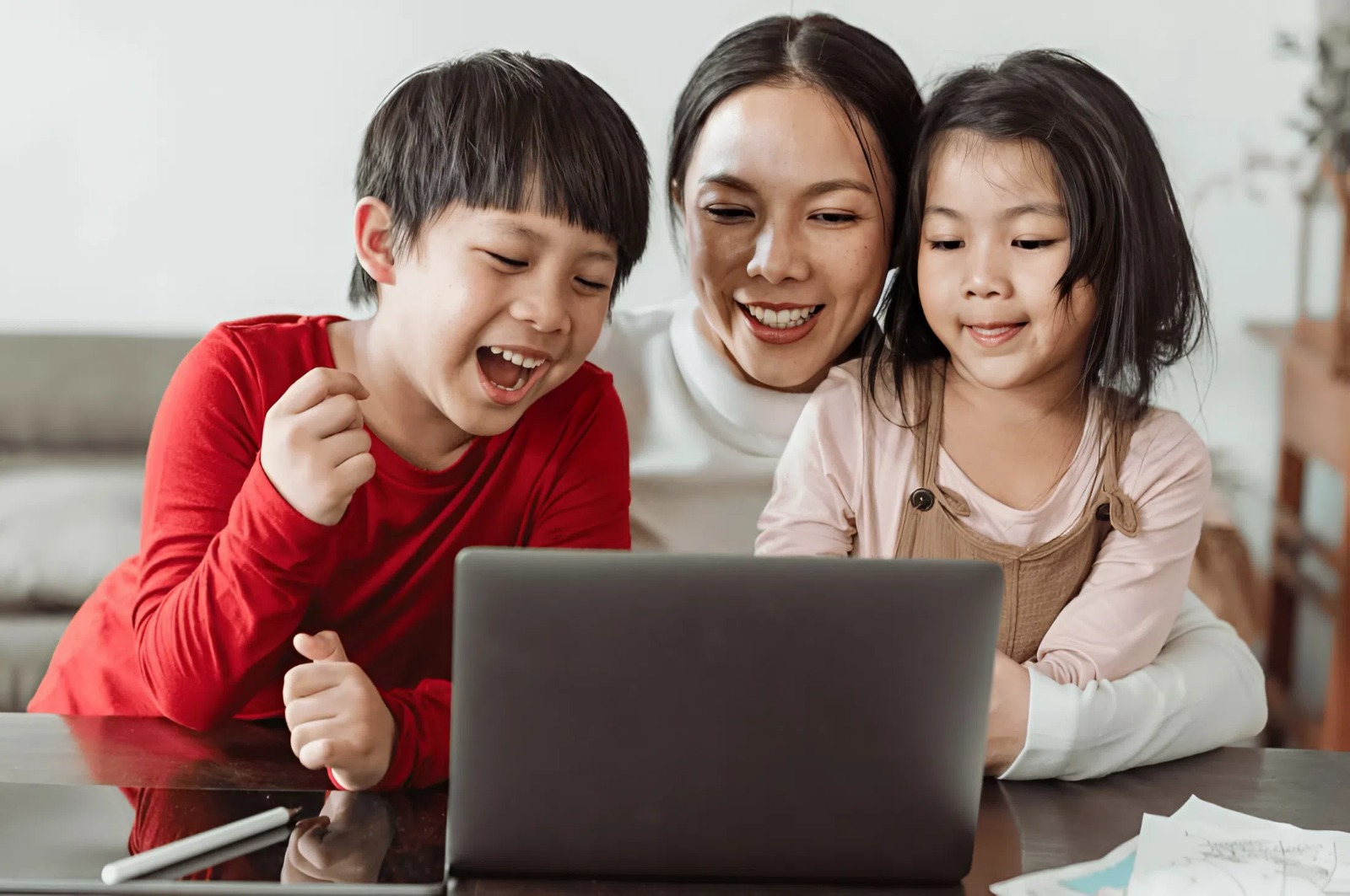 Nhiều cha mẹ không biết nên mua laptop hay iPad cho con học thì hợp lý hơn: Xem bảng so sánh dưới đây để quyết!- Ảnh 1. Nhiều cha mẹ không biết nên mua laptop hay iPad cho con học thì hợp lý hơn: Xem bảng so sánh dưới đây để quyết!- Ảnh 1.