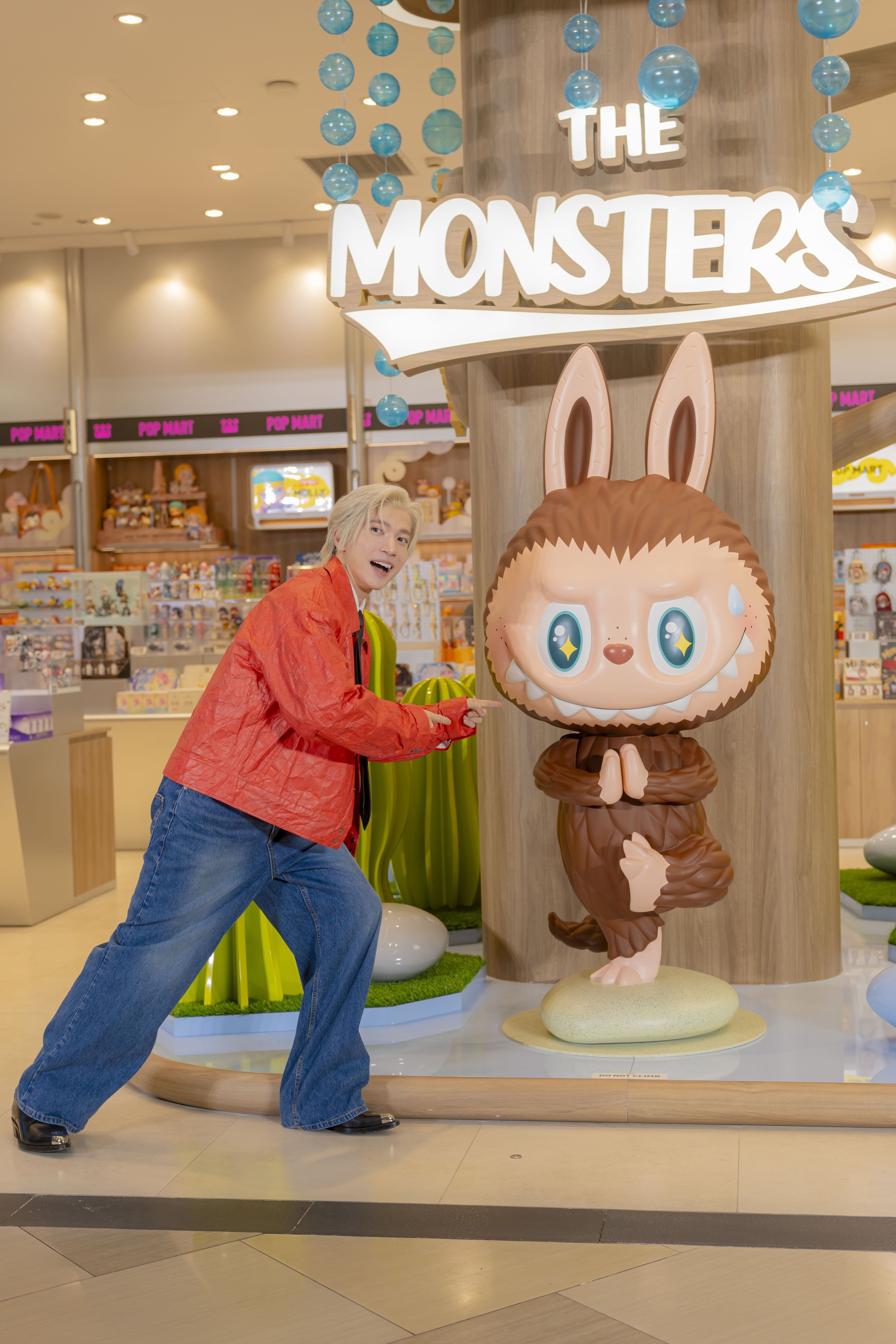 Dàn sao trẻ “đổ bộ” khai trương POP MART Vạn Hạnh Mall: S.T Sơn Thạch, Nicky hội ngộ, fan xếp hàng dài check-in- Ảnh 4. Dàn sao trẻ “đổ bộ” khai trương POP MART Vạn Hạnh Mall: S.T Sơn Thạch, Nicky hội ngộ, fan xếp hàng dài check-in- Ảnh 4.