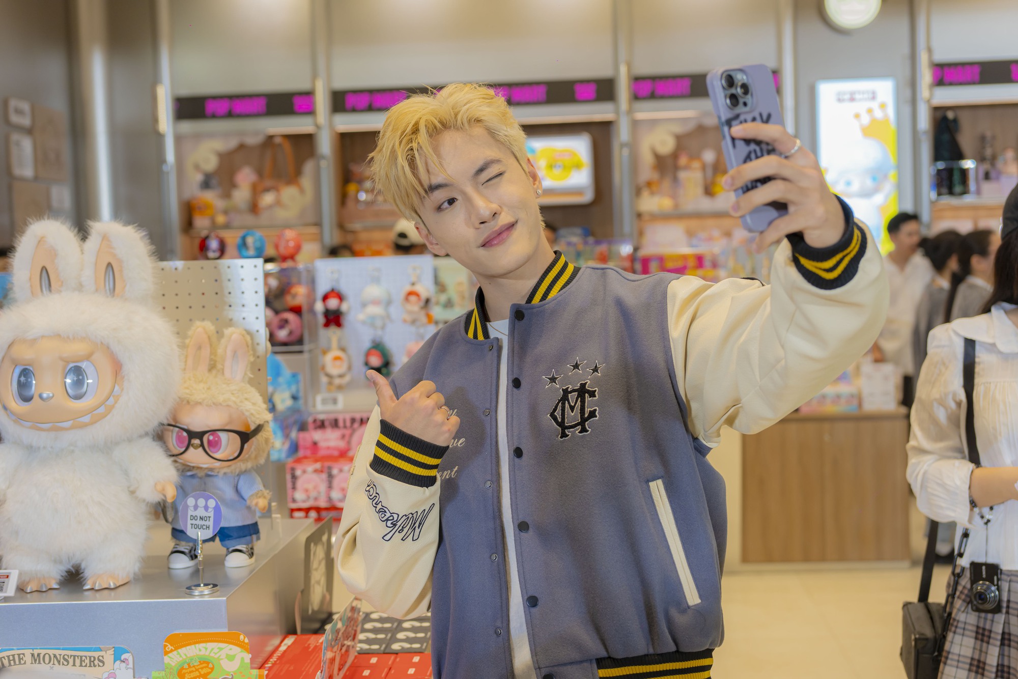 Dàn sao trẻ “đổ bộ” khai trương POP MART Vạn Hạnh Mall: S.T Sơn Thạch, Nicky hội ngộ, fan xếp hàng dài check-in- Ảnh 2. Dàn sao trẻ “đổ bộ” khai trương POP MART Vạn Hạnh Mall: S.T Sơn Thạch, Nicky hội ngộ, fan xếp hàng dài check-in- Ảnh 2.