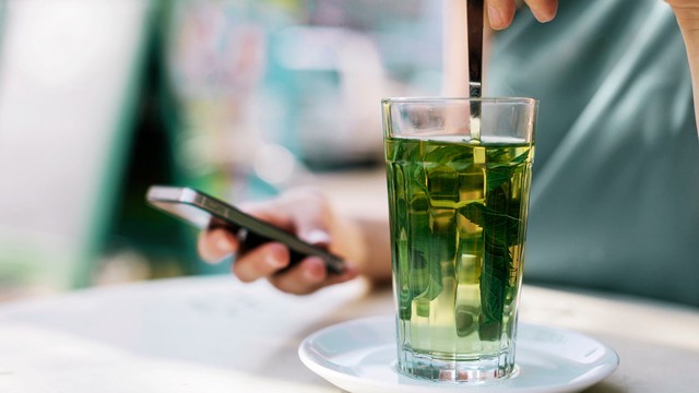female-stirring-mint-tea-1296-728-header-17527499940311815339265-1752814668213-1752814668290281091670.jpg