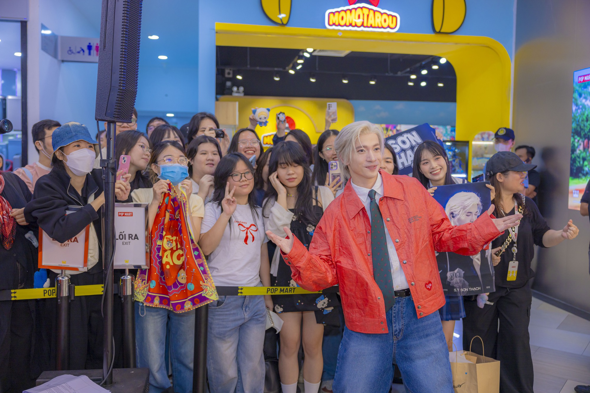 Dàn sao trẻ “đổ bộ” khai trương POP MART Vạn Hạnh Mall: S.T Sơn Thạch, Nicky hội ngộ, fan xếp hàng dài check-in- Ảnh 5. Dàn sao trẻ “đổ bộ” khai trương POP MART Vạn Hạnh Mall: S.T Sơn Thạch, Nicky hội ngộ, fan xếp hàng dài check-in- Ảnh 5.