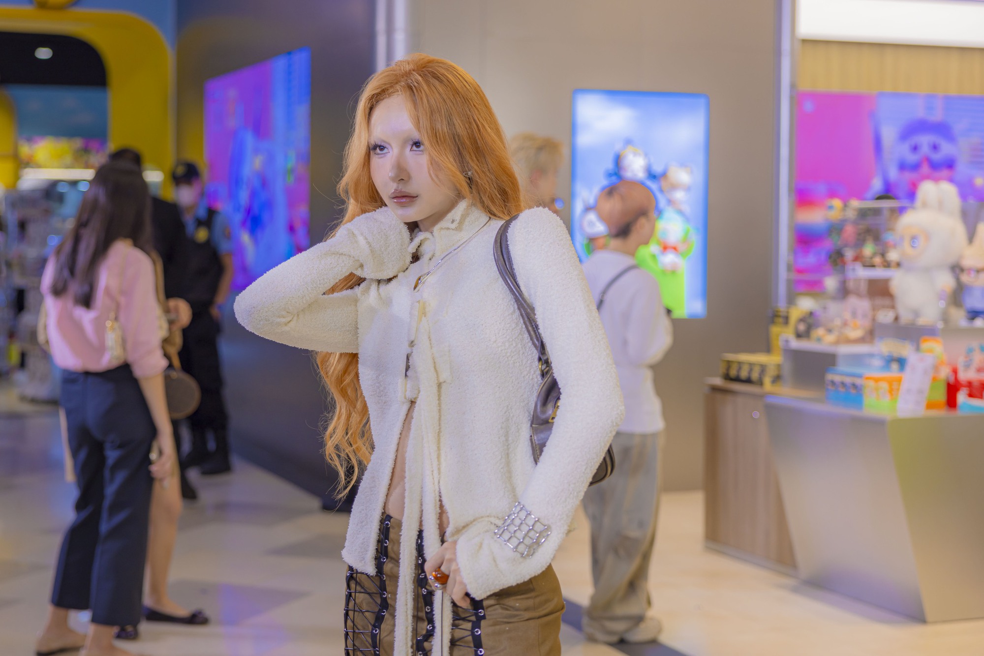 Dàn sao trẻ “đổ bộ” khai trương POP MART Vạn Hạnh Mall: S.T Sơn Thạch, Nicky hội ngộ, fan xếp hàng dài check-in- Ảnh 3. Dàn sao trẻ “đổ bộ” khai trương POP MART Vạn Hạnh Mall: S.T Sơn Thạch, Nicky hội ngộ, fan xếp hàng dài check-in- Ảnh 3.