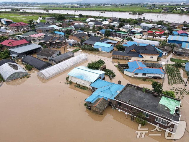 Toàn cảnh mưa lũ lịch sử 200 năm có một nhấn chìm Hàn Quốc: Nhiều nơi bị cô lập, hơn 500 trường học phải đóng cửa, đã xuất hiện thương vong - Ảnh 1. Toàn cảnh mưa lũ lịch sử 200 năm có một nhấn chìm Hàn Quốc: Nhiều nơi bị cô lập, hơn 500 trường học phải đóng cửa, đã xuất hiện thương vong - Ảnh 1.
