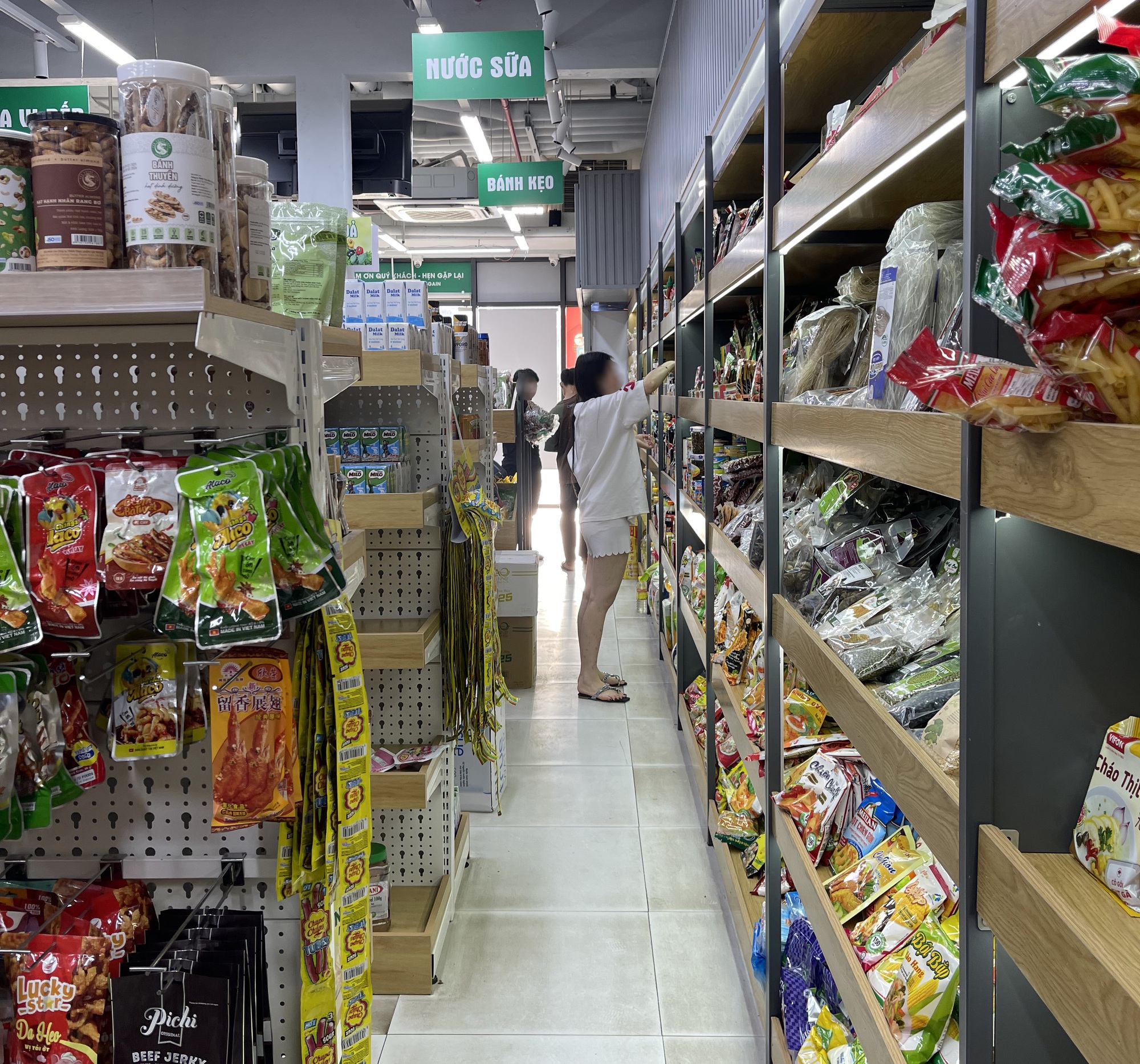 Một siêu thị ở Hà Nội dán ảnh trẻ em kèm cảnh báo trộm cắp trước cửa: Ghi nhận mới nhất! - Ảnh 4.