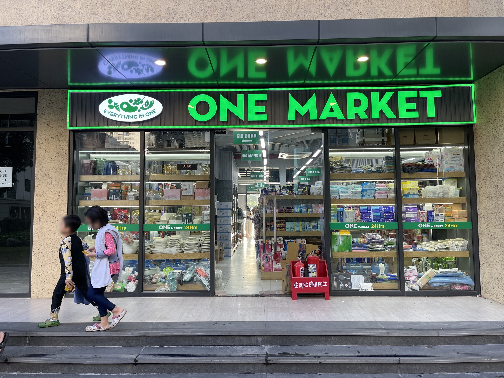 Một siêu thị ở Hà Nội dán ảnh trẻ em kèm cảnh báo trộm cắp trước cửa: Ghi nhận mới nhất! - Ảnh 3.