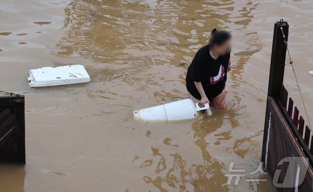 Toàn cảnh mưa lũ lịch sử 200 năm có một nhấn chìm Hàn Quốc: Nhiều nơi bị cô lập, hơn 500 trường học phải đóng cửa, đã xuất hiện thương vong - Ảnh 6. Toàn cảnh mưa lũ lịch sử 200 năm có một nhấn chìm Hàn Quốc: Nhiều nơi bị cô lập, hơn 500 trường học phải đóng cửa, đã xuất hiện thương vong - Ảnh 6.