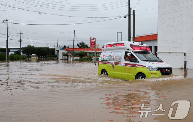 Toàn cảnh mưa lũ lịch sử 200 năm có một nhấn chìm Hàn Quốc: Nhiều nơi bị cô lập, hơn 500 trường học phải đóng cửa, đã xuất hiện thương vong - Ảnh 9. Toàn cảnh mưa lũ lịch sử 200 năm có một nhấn chìm Hàn Quốc: Nhiều nơi bị cô lập, hơn 500 trường học phải đóng cửa, đã xuất hiện thương vong - Ảnh 9.