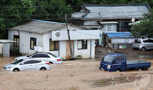 Toàn cảnh mưa lũ lịch sử 200 năm có một nhấn chìm Hàn Quốc: Nhiều nơi bị cô lập, hơn 500 trường học phải đóng cửa, đã xuất hiện thương vong - Ảnh 3. Toàn cảnh mưa lũ lịch sử 200 năm có một nhấn chìm Hàn Quốc: Nhiều nơi bị cô lập, hơn 500 trường học phải đóng cửa, đã xuất hiện thương vong - Ảnh 3.