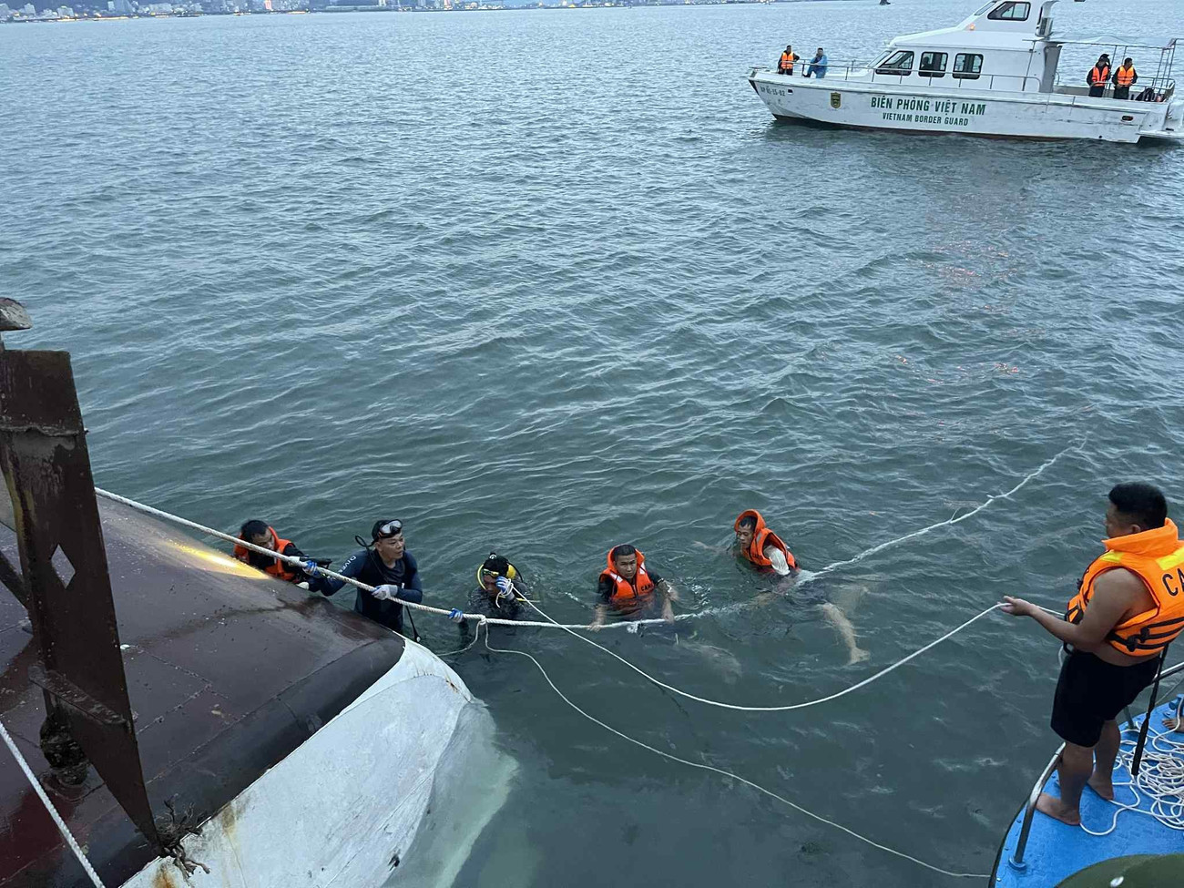 Vụ lật tàu ở Hạ Long: Thợ lặn phát hiện thi thể bên trong thân tàu - Ảnh 8.