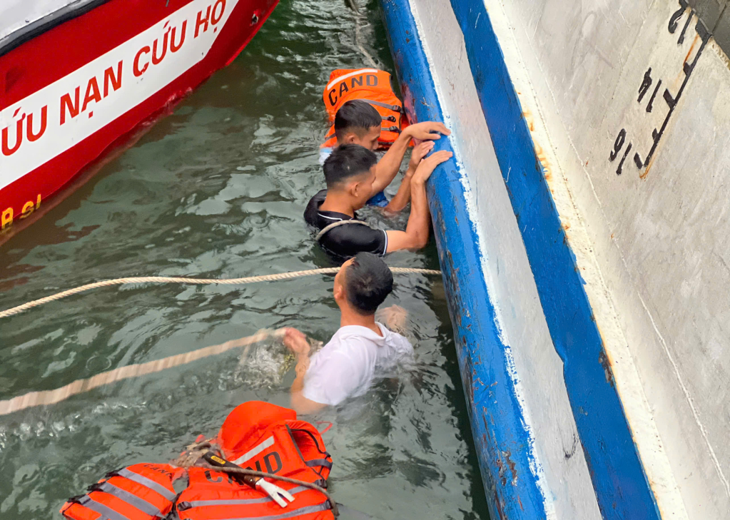 Vụ đắm tàu du lịch trên vịnh Hạ Long: Cứu được 11 người, tìm thấy 28 thi thể nạn nhân - Ảnh 4.