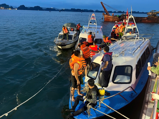 Vụ lật tàu Vịnh Hạ Long: Bé trai thoát chết thần kỳ sau 4 giờ mắc kẹt trong khoang kín - Ảnh 1. Vụ lật tàu Vịnh Hạ Long: Bé trai thoát chết thần kỳ sau 4 giờ mắc kẹt trong khoang kín - Ảnh 1.