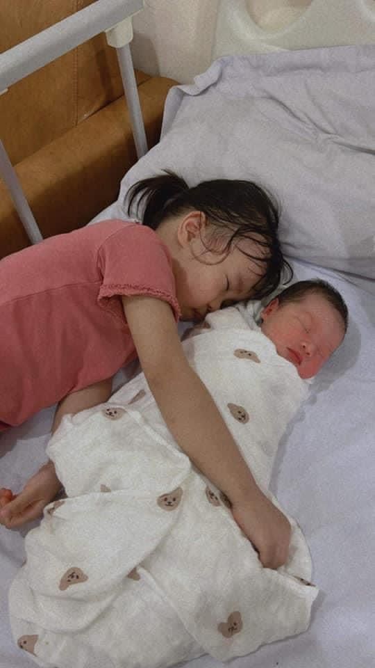Khi sinh thêm em bé, mẹ có nên tách bé lớn ra ngủ riêng hay không? Nên làm gì để các bạn nhỏ đều không bị khủng hoàng xa cách mẹ?- Ảnh 2.