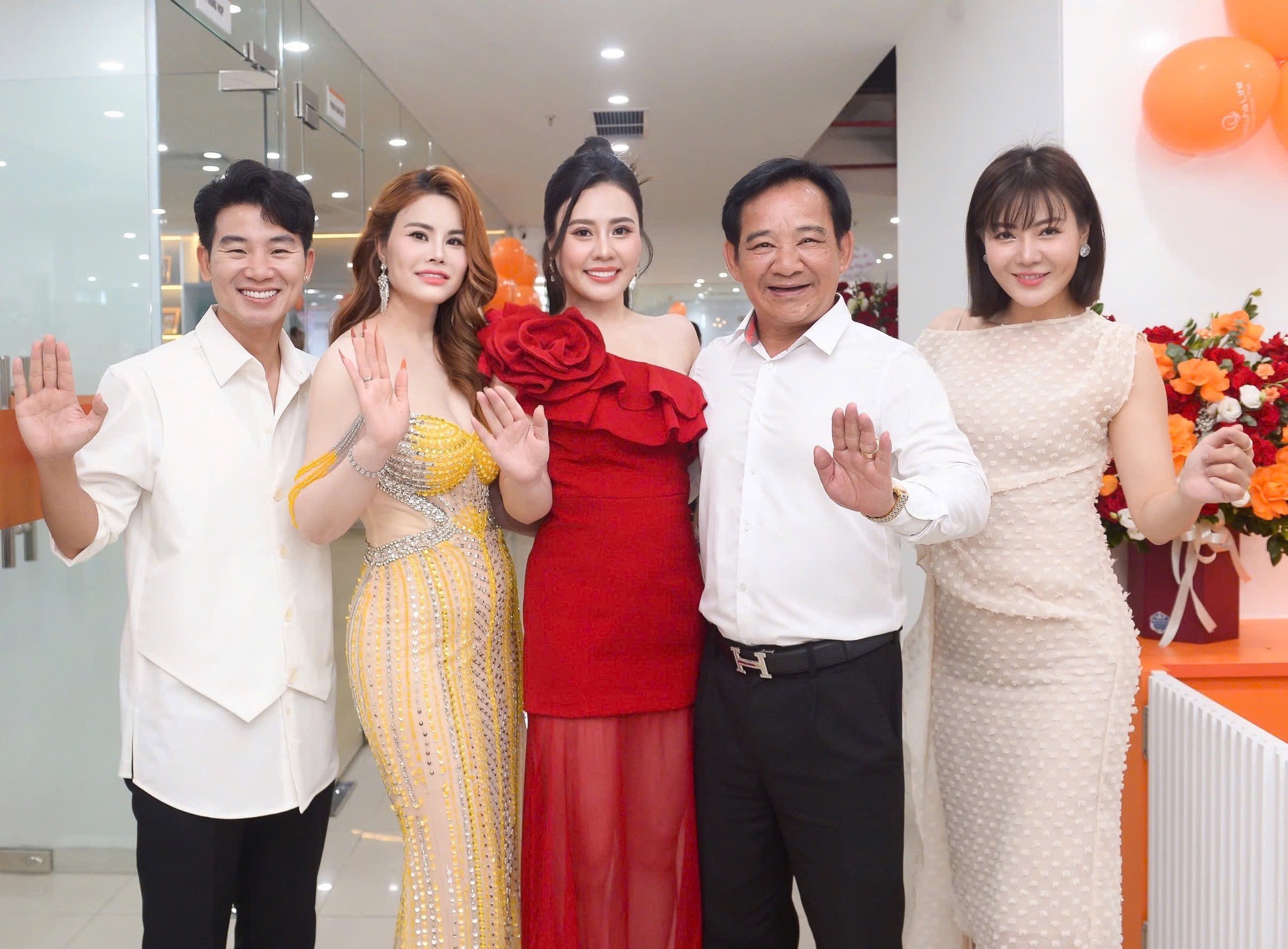 Hoa hậu Phan Kim Oanh hứa "chăm sóc" Quang Tèo trọn đời - Ảnh 7. Hoa hậu Phan Kim Oanh hứa "chăm sóc" Quang Tèo trọn đời - Ảnh 7.