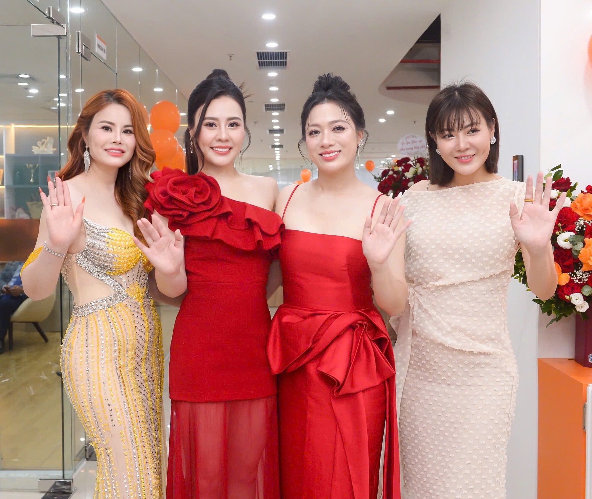 Hoa hậu Phan Kim Oanh hứa "chăm sóc" Quang Tèo trọn đời - Ảnh 5. Hoa hậu Phan Kim Oanh hứa "chăm sóc" Quang Tèo trọn đời - Ảnh 5.