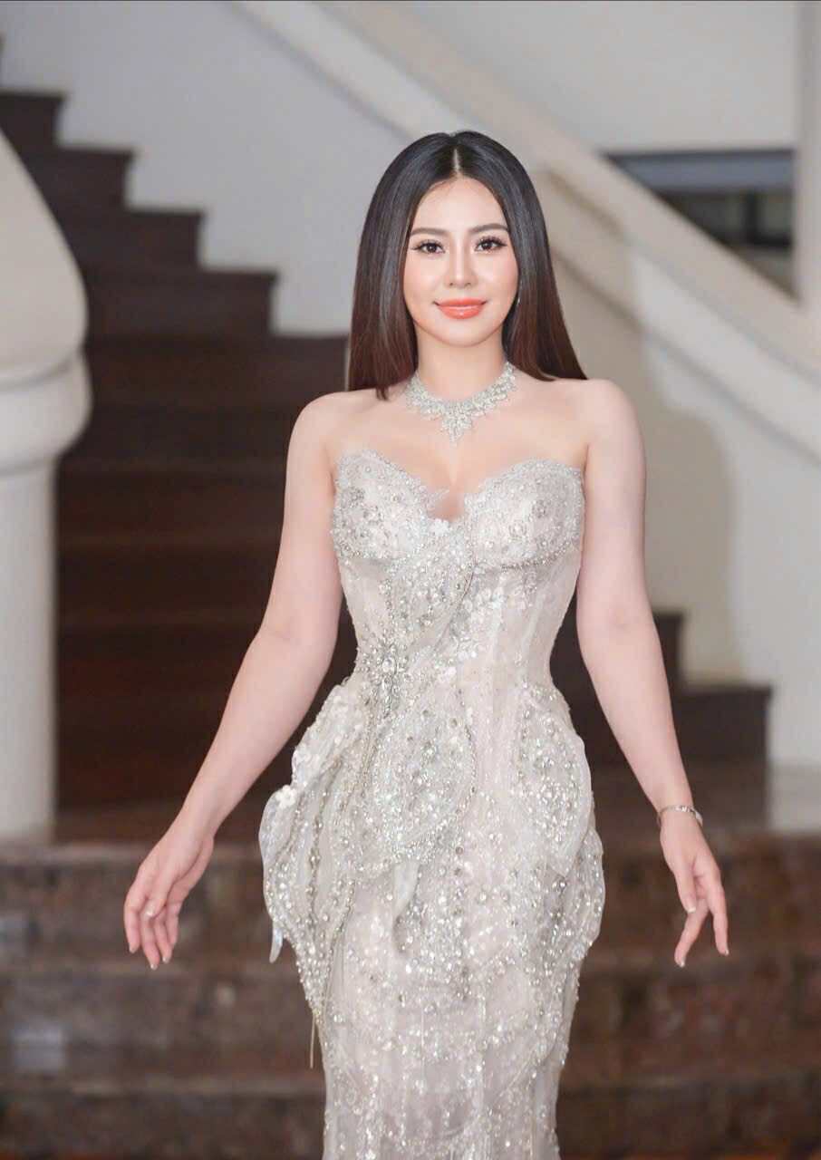 Hoa hậu Phan Kim Oanh hứa "chăm sóc" Quang Tèo trọn đời - Ảnh 6. Hoa hậu Phan Kim Oanh hứa "chăm sóc" Quang Tèo trọn đời - Ảnh 6.