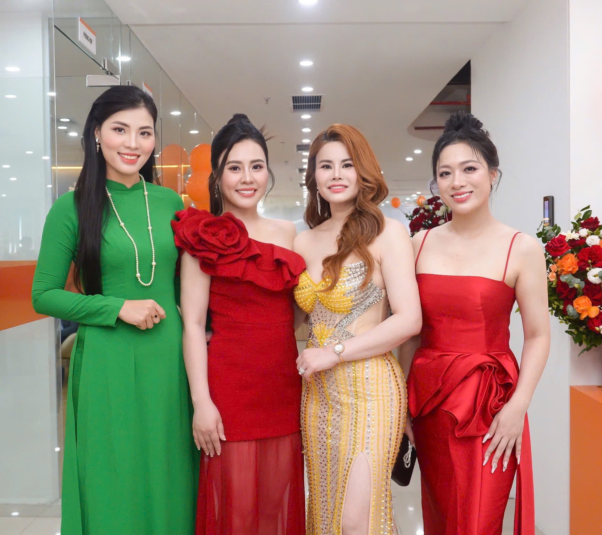 Hoa hậu Phan Kim Oanh hứa "chăm sóc" Quang Tèo trọn đời - Ảnh 3. Hoa hậu Phan Kim Oanh hứa "chăm sóc" Quang Tèo trọn đời - Ảnh 3.