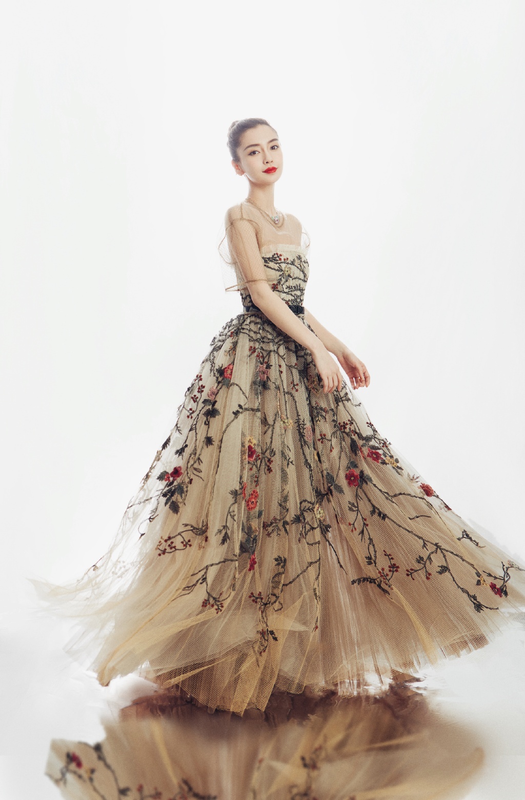 Angelababy: Từ mẫu teen thành nàng thơ Dior, biểu tượng nhan sắc vượt thị phi và lần trở lại ngoạn mục hậu Angelababy: Từ mẫu teen thành nàng thơ Dior, biểu tượng nhan sắc vượt thị phi và lần trở lại ngoạn mục hậu