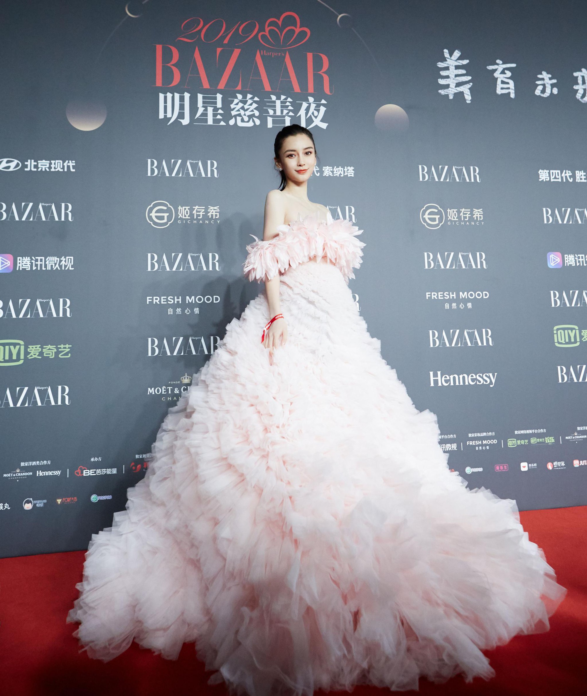 Angelababy: Từ mẫu teen thành nàng thơ Dior, biểu tượng nhan sắc vượt thị phi và lần trở lại ngoạn mục hậu Angelababy: Từ mẫu teen thành nàng thơ Dior, biểu tượng nhan sắc vượt thị phi và lần trở lại ngoạn mục hậu