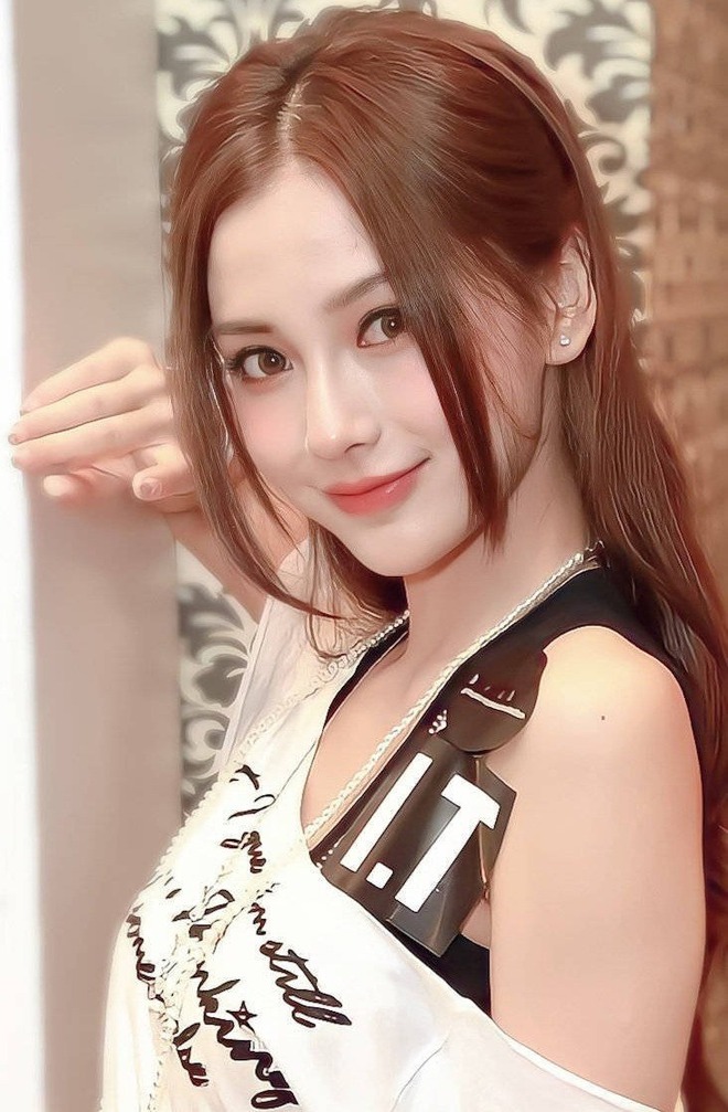 Angelababy: Từ mẫu teen thành nàng thơ Dior, biểu tượng nhan sắc vượt thị phi và lần trở lại ngoạn mục hậu Angelababy: Từ mẫu teen thành nàng thơ Dior, biểu tượng nhan sắc vượt thị phi và lần trở lại ngoạn mục hậu