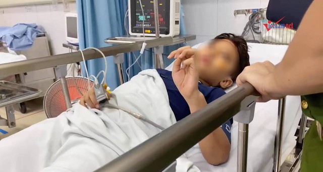 Bé trai 10 tuổi sống sót khi cố gắng thoát ra khỏi thân tàu đắm, chưa xác định được tung tích của bố mẹ - Ảnh 1. Bé trai 10 tuổi sống sót khi cố gắng thoát ra khỏi thân tàu đắm, chưa xác định được tung tích của bố mẹ - Ảnh 1.