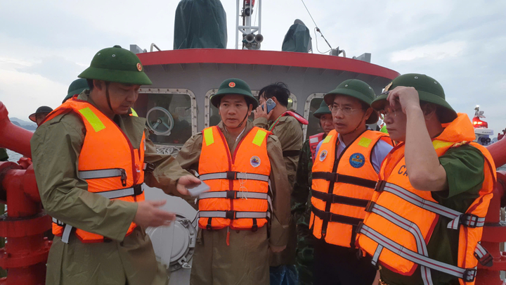 Hình ảnh mới nhất tại hiện trường vụ lật tàu thương tâm trên vịnh Hạ Long - Ảnh 18. Hình ảnh mới nhất tại hiện trường vụ lật tàu thương tâm trên vịnh Hạ Long - Ảnh 18.
