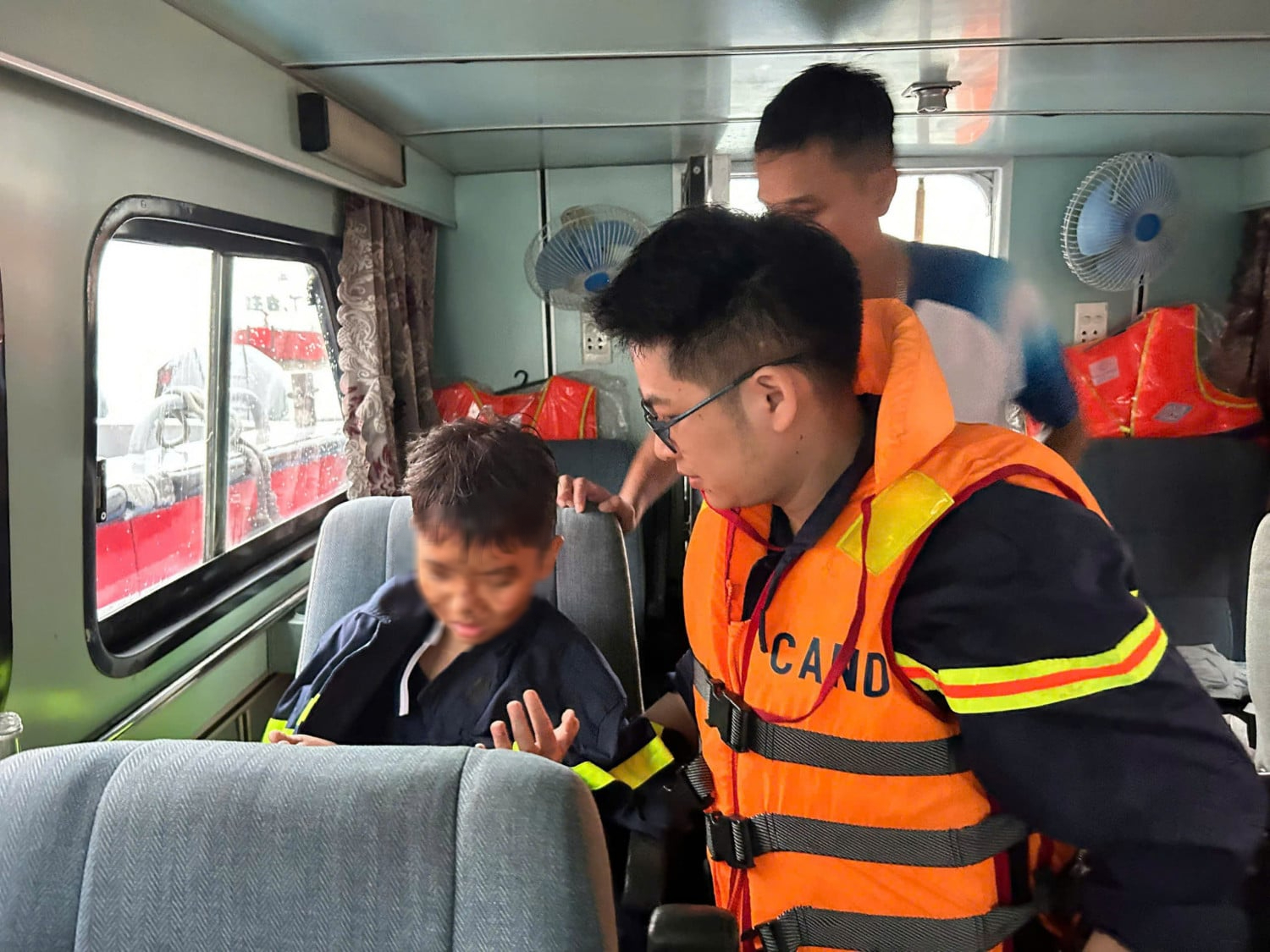 Vụ đắm tàu du lịch trên vịnh Hạ Long: Cứu được 11 người, tìm thấy 28 thi thể nạn nhân - Ảnh 2.