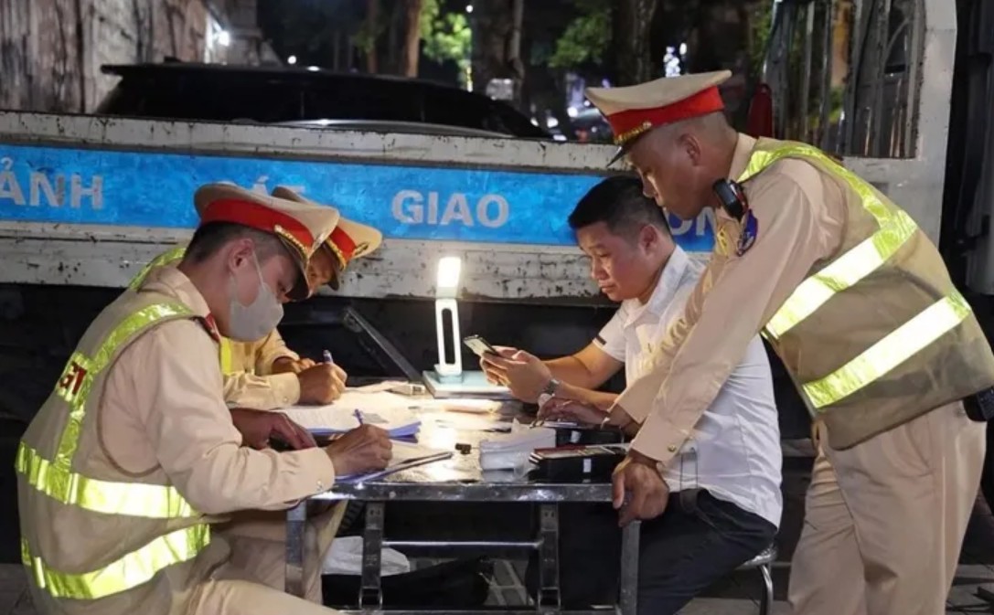 Nam tài xế ở Hà Nội vi phạm nồng độ cồn vì người yêu doạ: "Anh phải chở về, nếu không sẽ chia tay" - Ảnh 1. Nam tài xế ở Hà Nội vi phạm nồng độ cồn vì người yêu doạ: "Anh phải chở về, nếu không sẽ chia tay" - Ảnh 1.