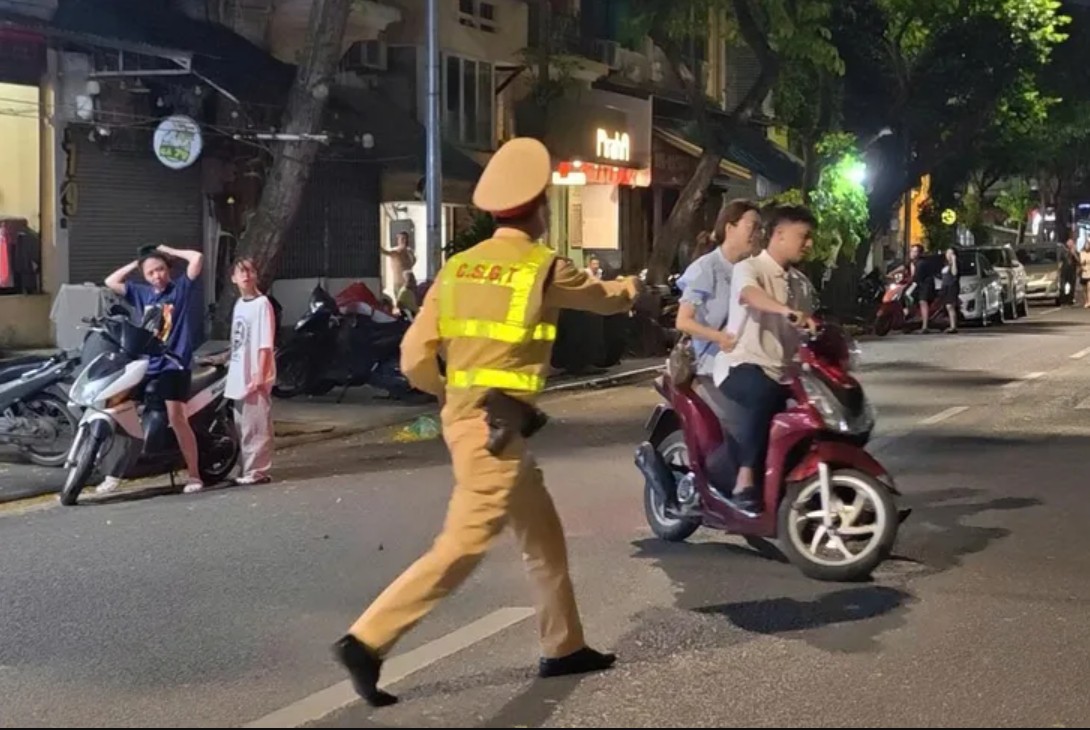 Nam tài xế ở Hà Nội vi phạm nồng độ cồn vì người yêu doạ: "Anh phải chở về, nếu không sẽ chia tay" - Ảnh 2. Nam tài xế ở Hà Nội vi phạm nồng độ cồn vì người yêu doạ: "Anh phải chở về, nếu không sẽ chia tay" - Ảnh 2.