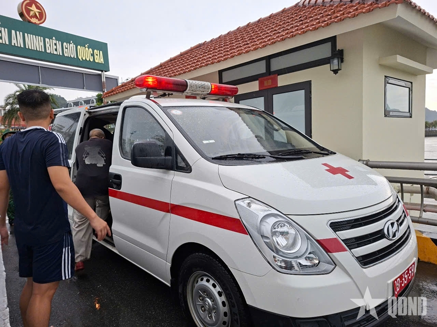 Đắm tàu du lịch trên Vịnh Hạ Long chở 53 người: Đã cứu được 12 người, vớt được 3 thi thể - Ảnh 2.