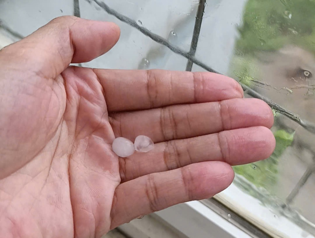 Quảng Ninh gió mạnh, mưa đá do bão Wipha gây ảnh hưởng lớn đến đời sống - Ảnh 1. Quảng Ninh gió mạnh, mưa đá do bão Wipha gây ảnh hưởng lớn đến đời sống - Ảnh 1.