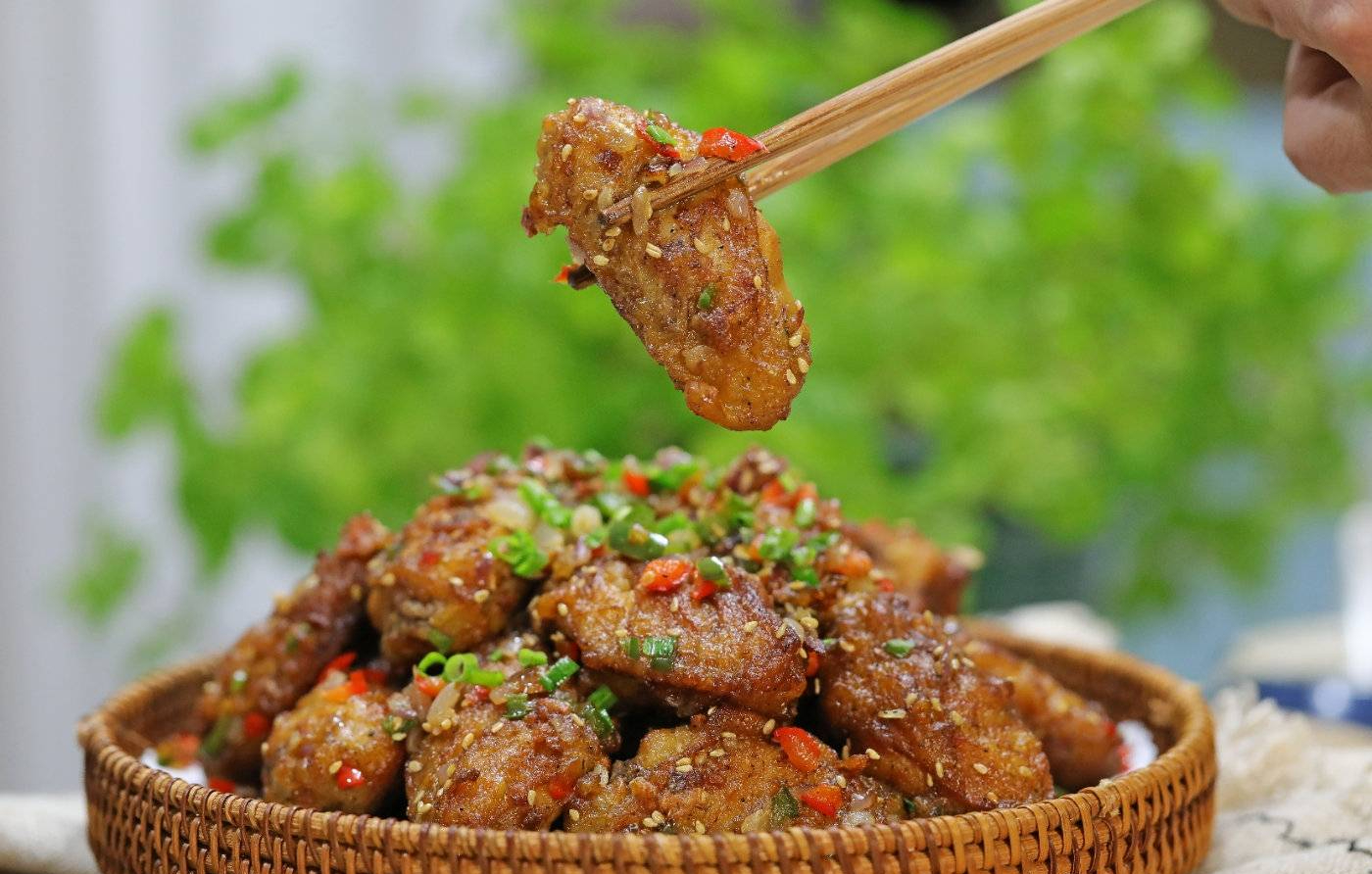 Ăn cánh gà đã nhiều năm và tôi mới phát hiện ra công thức ngon "đỉnh của chóp" này, không thử sẽ hối tiếc! - Ảnh 1.